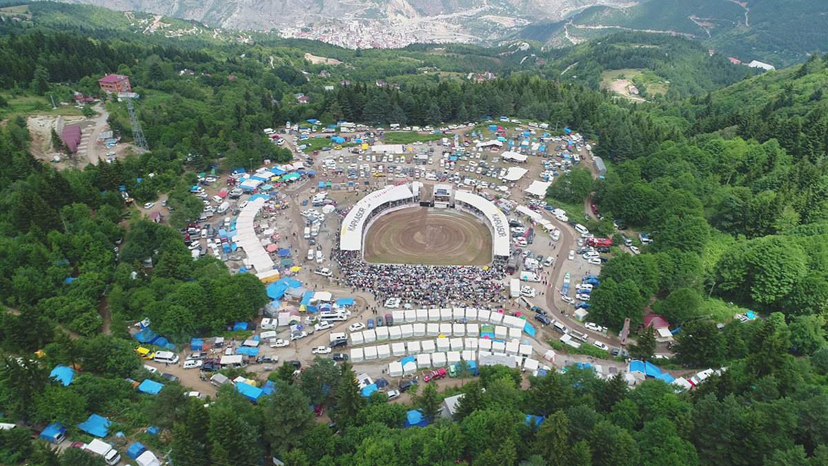 Kafkasör'de boğaların nefes kesen randevusu