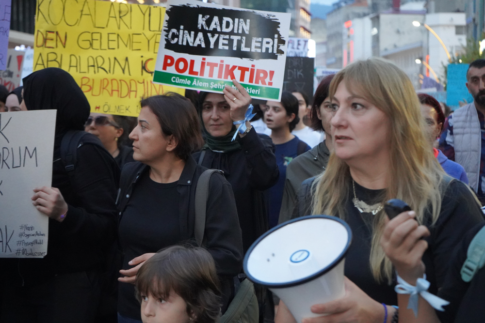 Rize'de kadına şiddete ve çocuk istismarına karşı protesto