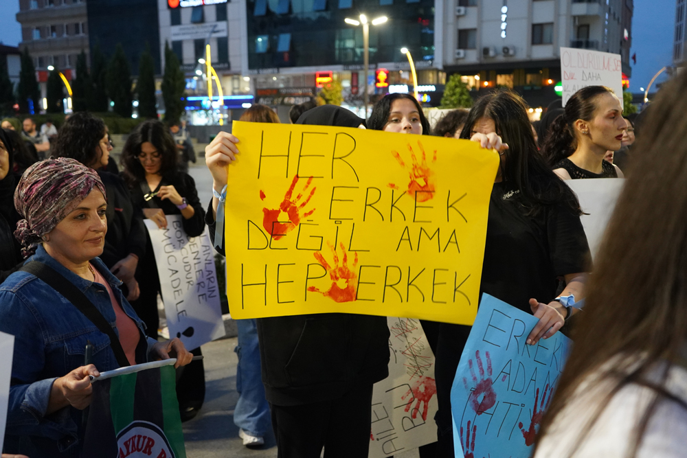 Rize'de kadına şiddete ve çocuk istismarına karşı protesto