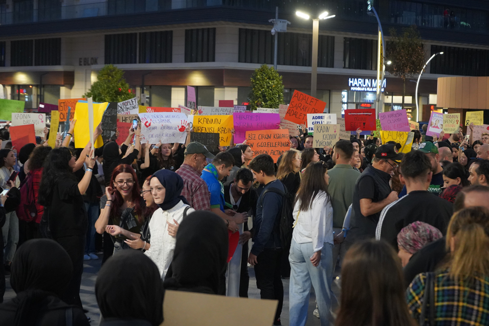 Rize'de kadına şiddete ve çocuk istismarına karşı protesto