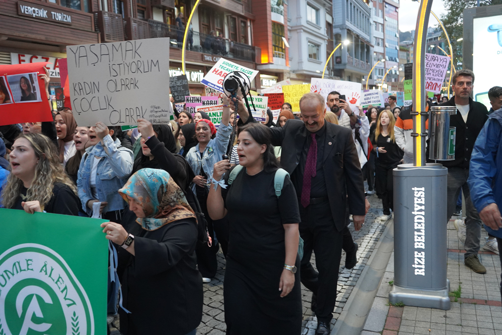 Rize'de kadına şiddete ve çocuk istismarına karşı protesto
