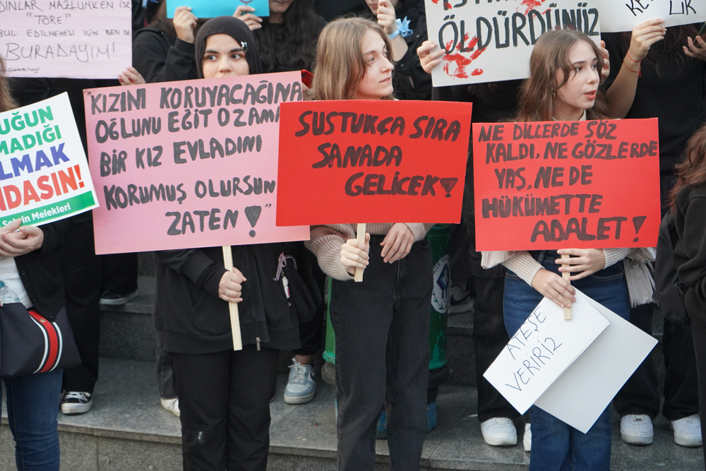 Rize'de kadına şiddete ve çocuk istismarına karşı protesto