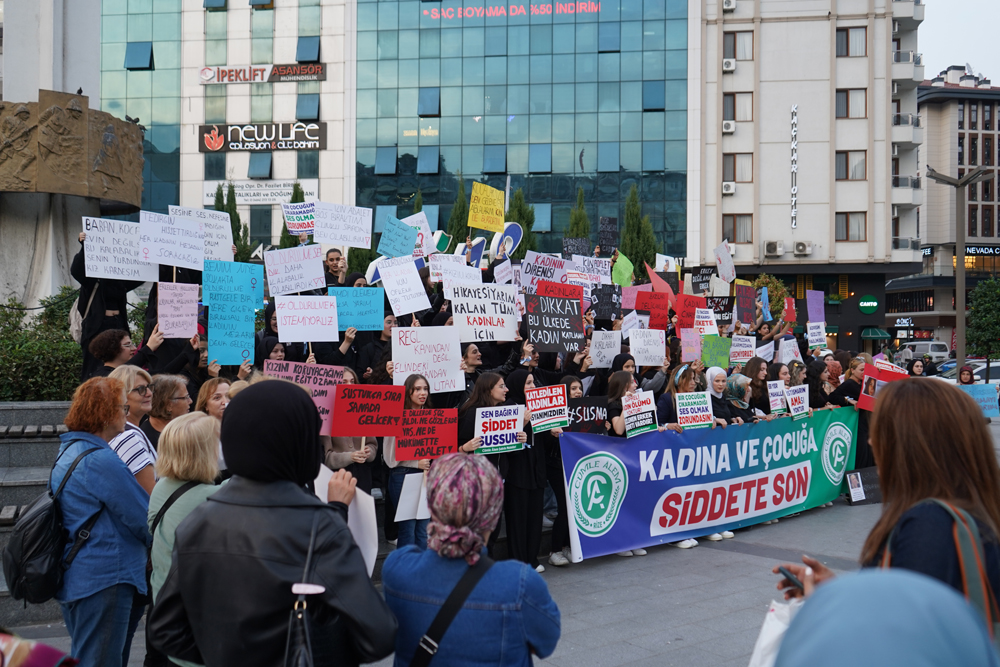 Rize'de kadına şiddete ve çocuk istismarına karşı protesto