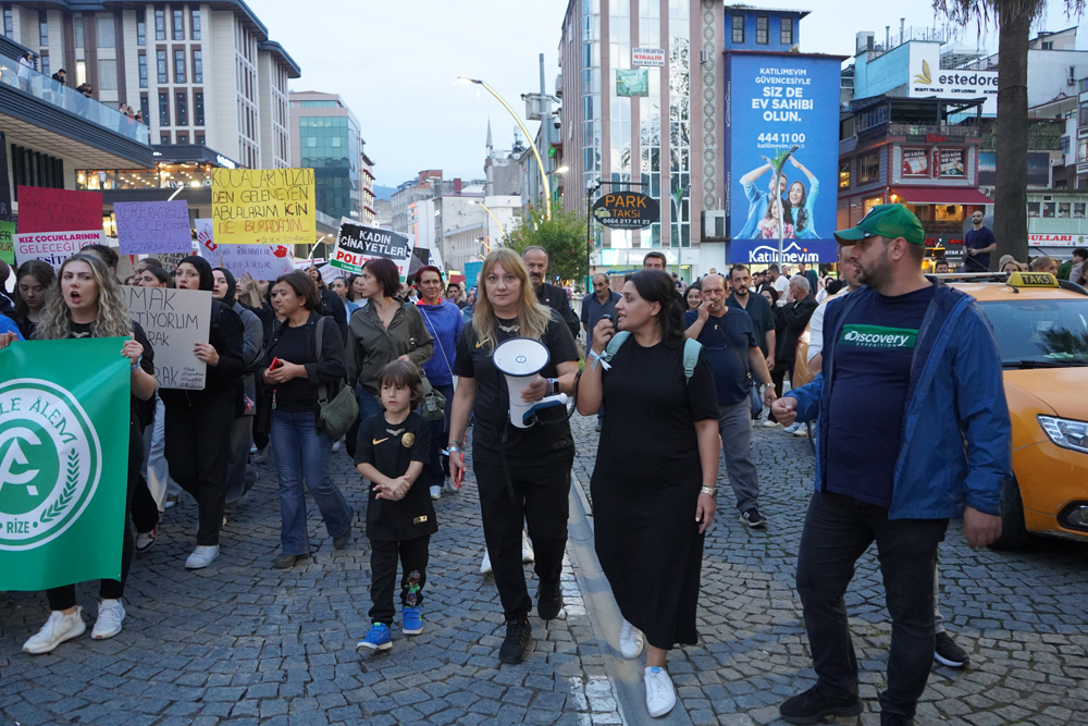 Rize'de kadına şiddete ve çocuk istismarına karşı protesto