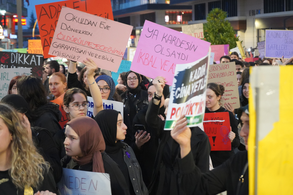 Rize'de kadına şiddete ve çocuk istismarına karşı protesto