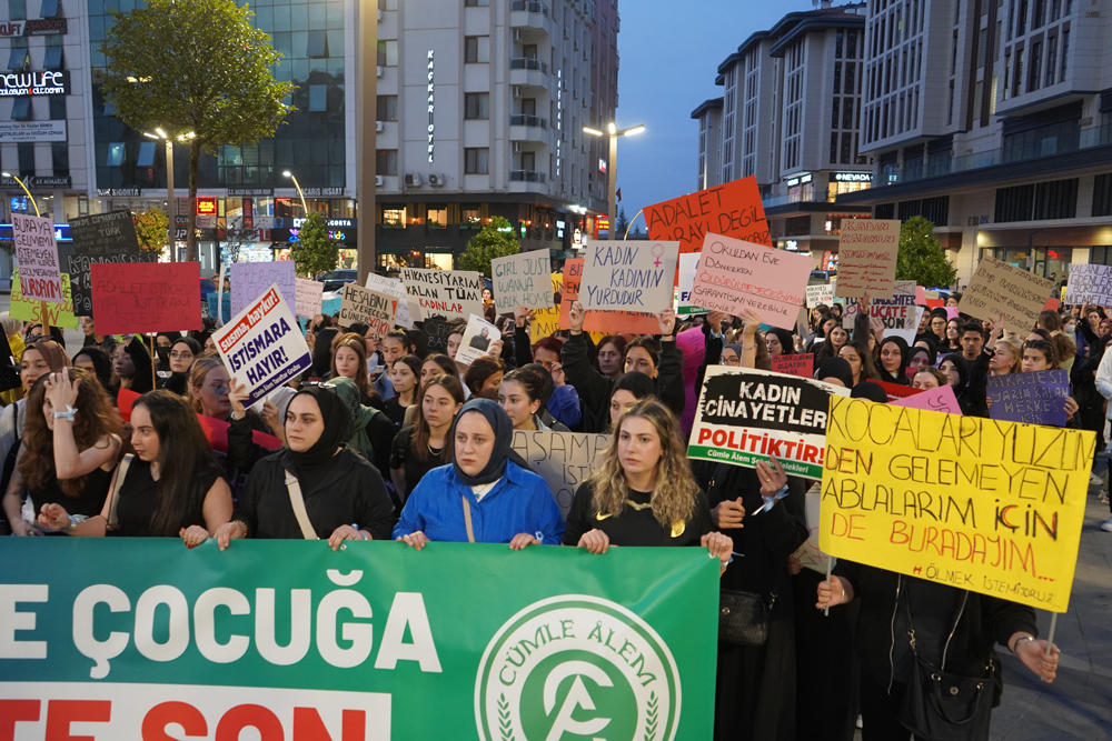 Rize'de kadına şiddete ve çocuk istismarına karşı protesto