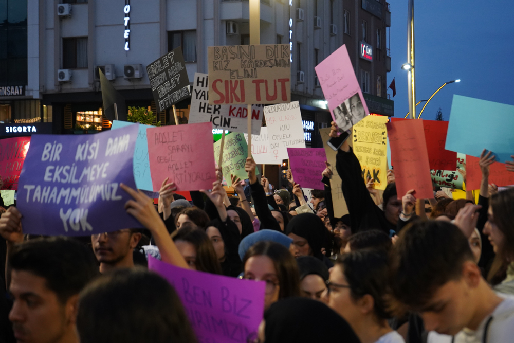 Rize'de kadına şiddete ve çocuk istismarına karşı protesto