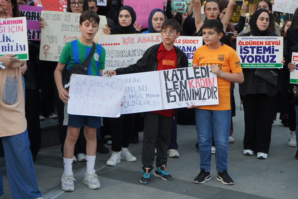 Rize'de kadına şiddete ve çocuk istismarına karşı protesto