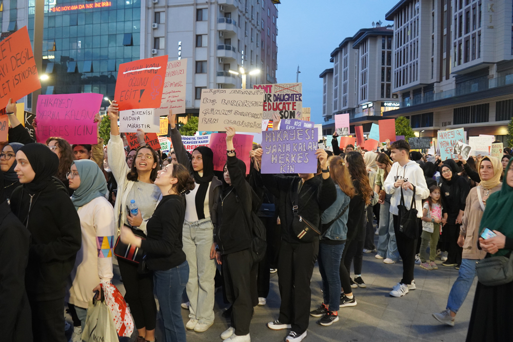 Rize'de kadına şiddete ve çocuk istismarına karşı protesto
