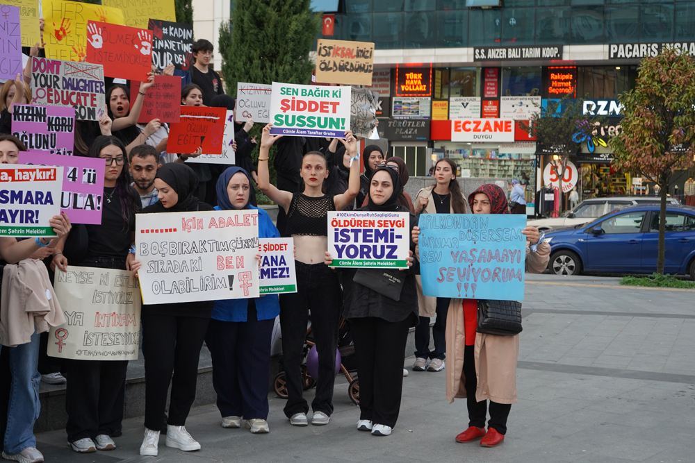 Rize'de kadına şiddete ve çocuk istismarına karşı protesto