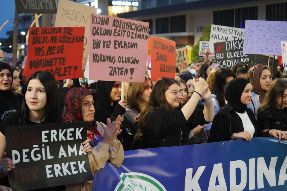 Rize'de kadına şiddete ve çocuk istismarına karşı protesto