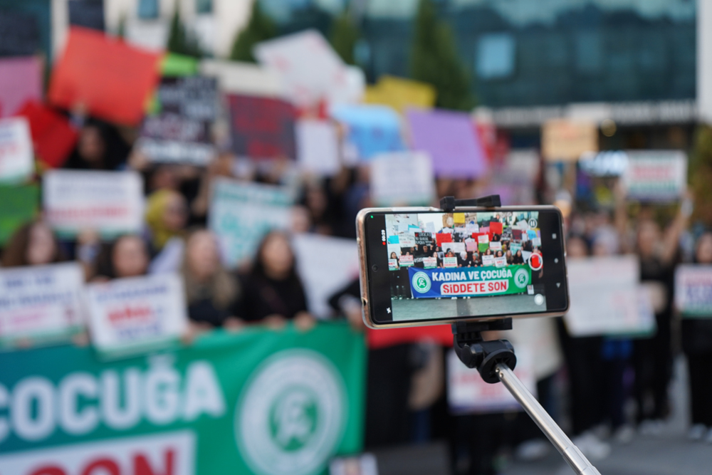Rize'de kadına şiddete ve çocuk istismarına karşı protesto
