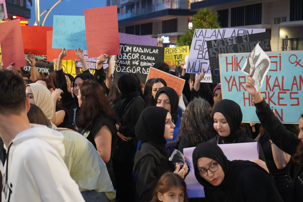 Rize'de kadına şiddete ve çocuk istismarına karşı protesto