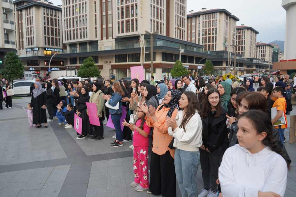 Rize'de kadına şiddete ve çocuk istismarına karşı protesto