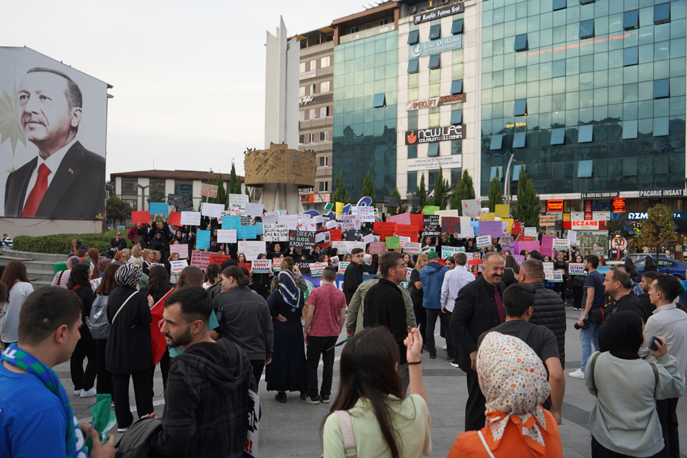 Rize'de kadına şiddete ve çocuk istismarına karşı protesto