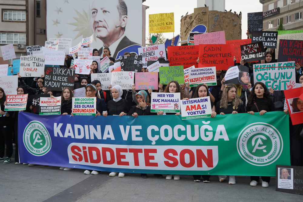 Rize'de kadına şiddete ve çocuk istismarına karşı protesto