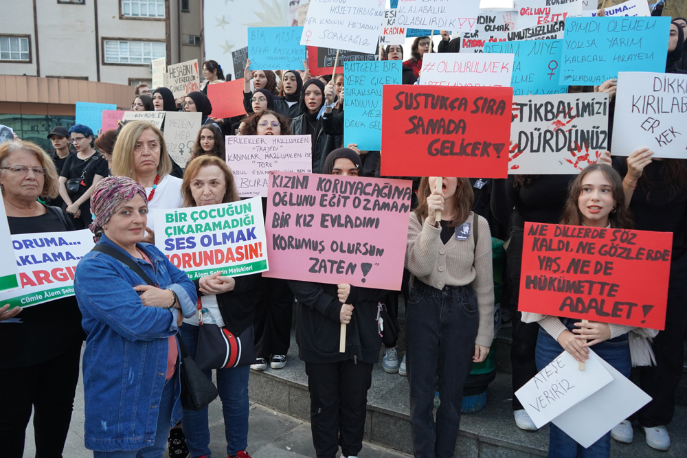 Rize'de kadına şiddete ve çocuk istismarına karşı protesto