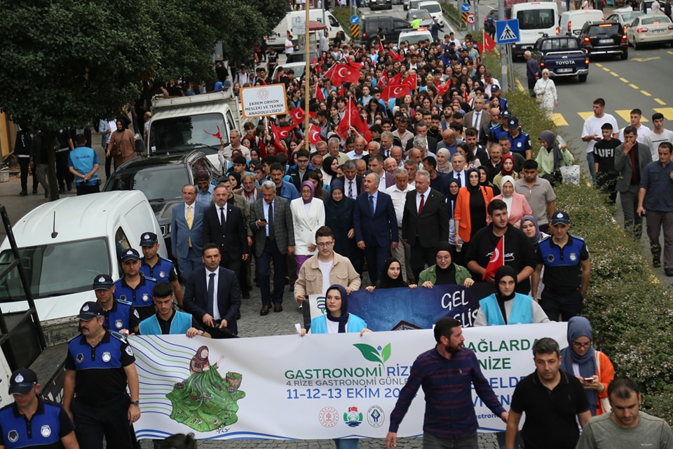 Gastro Rize kortej yürüyüşü ile başladı