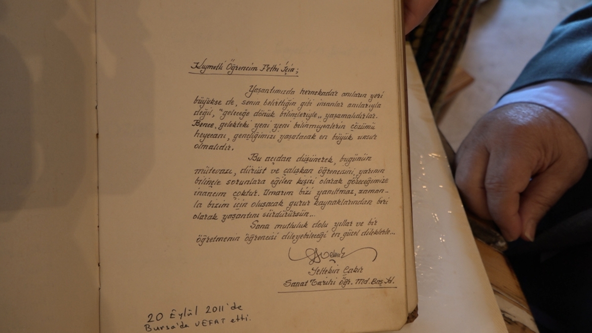49 yıllık anılarını okula hediye etti