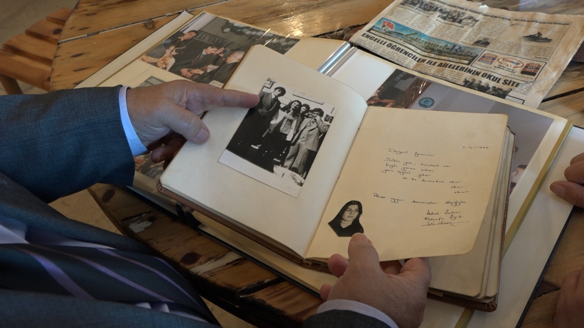 49 yıllık anılarını okula hediye etti