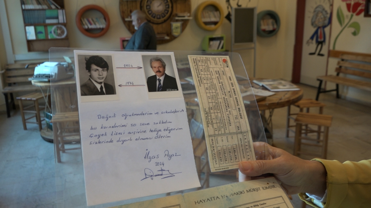 49 yıllık anılarını okula hediye etti