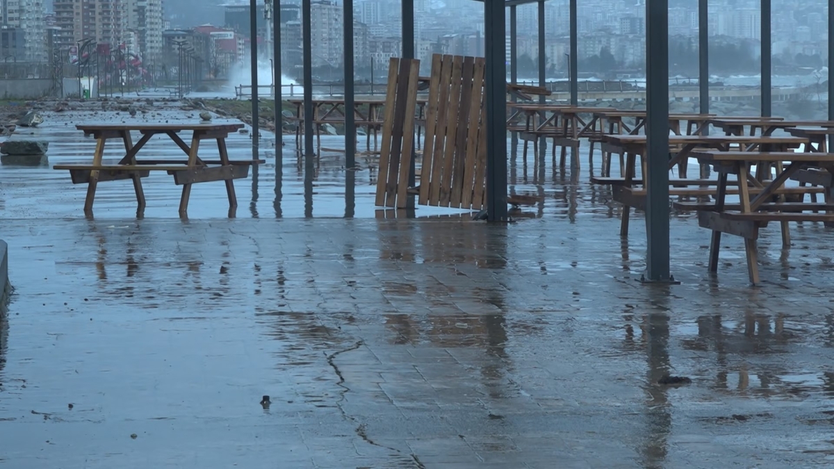 Rize'de fırtına hayatı olumsuz etkiledi