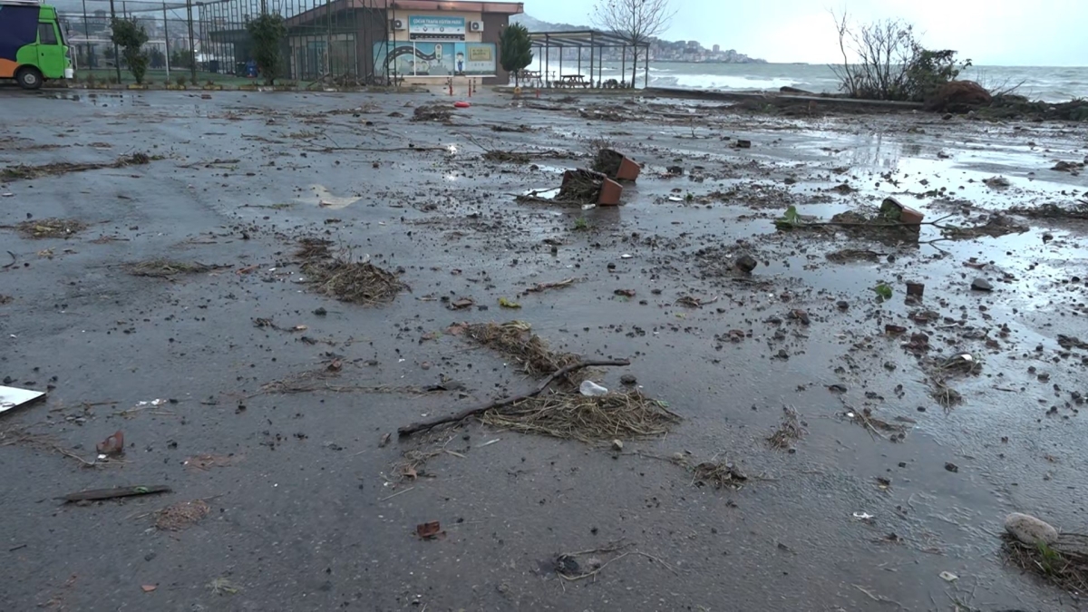Rize'de fırtına hayatı olumsuz etkiledi