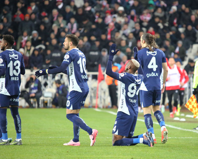 Sivasspor - Fenerbahçe maçı fotoğrafları