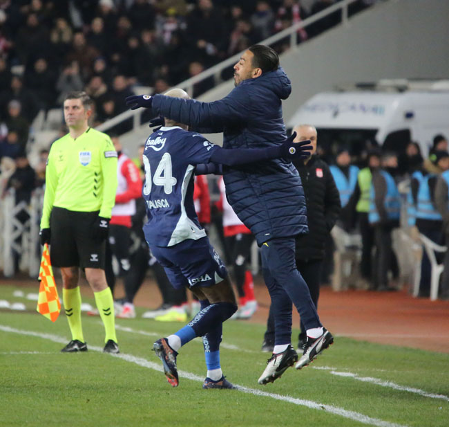 Sivasspor - Fenerbahçe maçı fotoğrafları