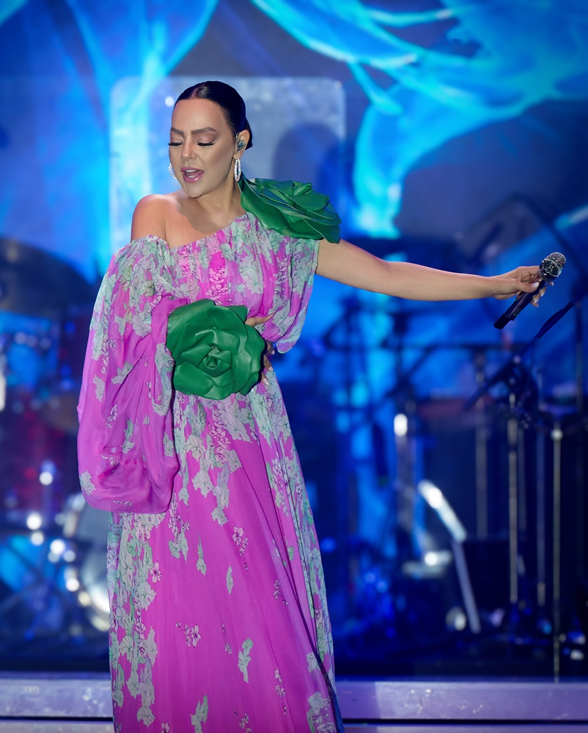 Ebru gündeş hayranları konserleri tıklım tıklım dolduruyor