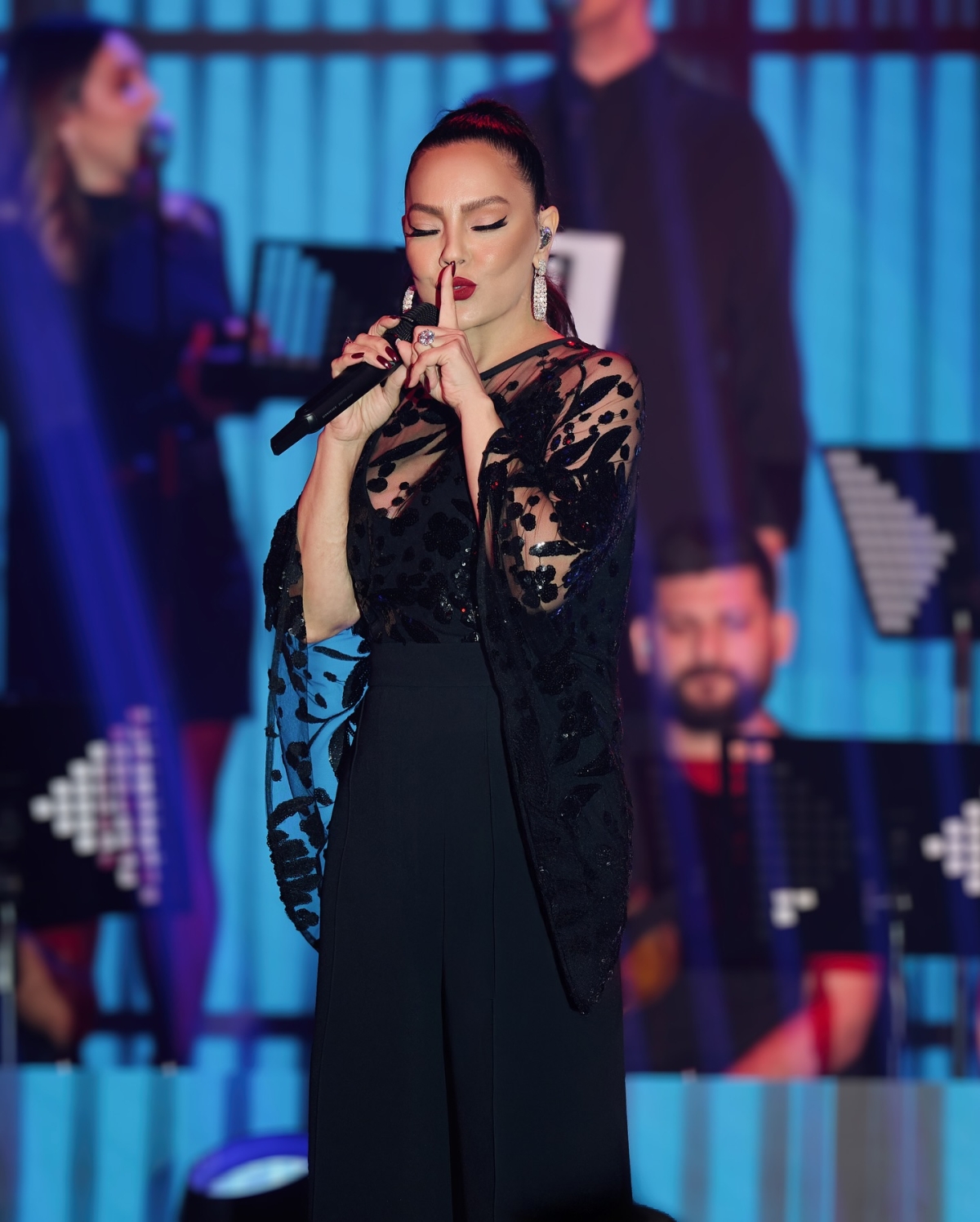 Ebru gündeş hayranları konserleri tıklım tıklım dolduruyor