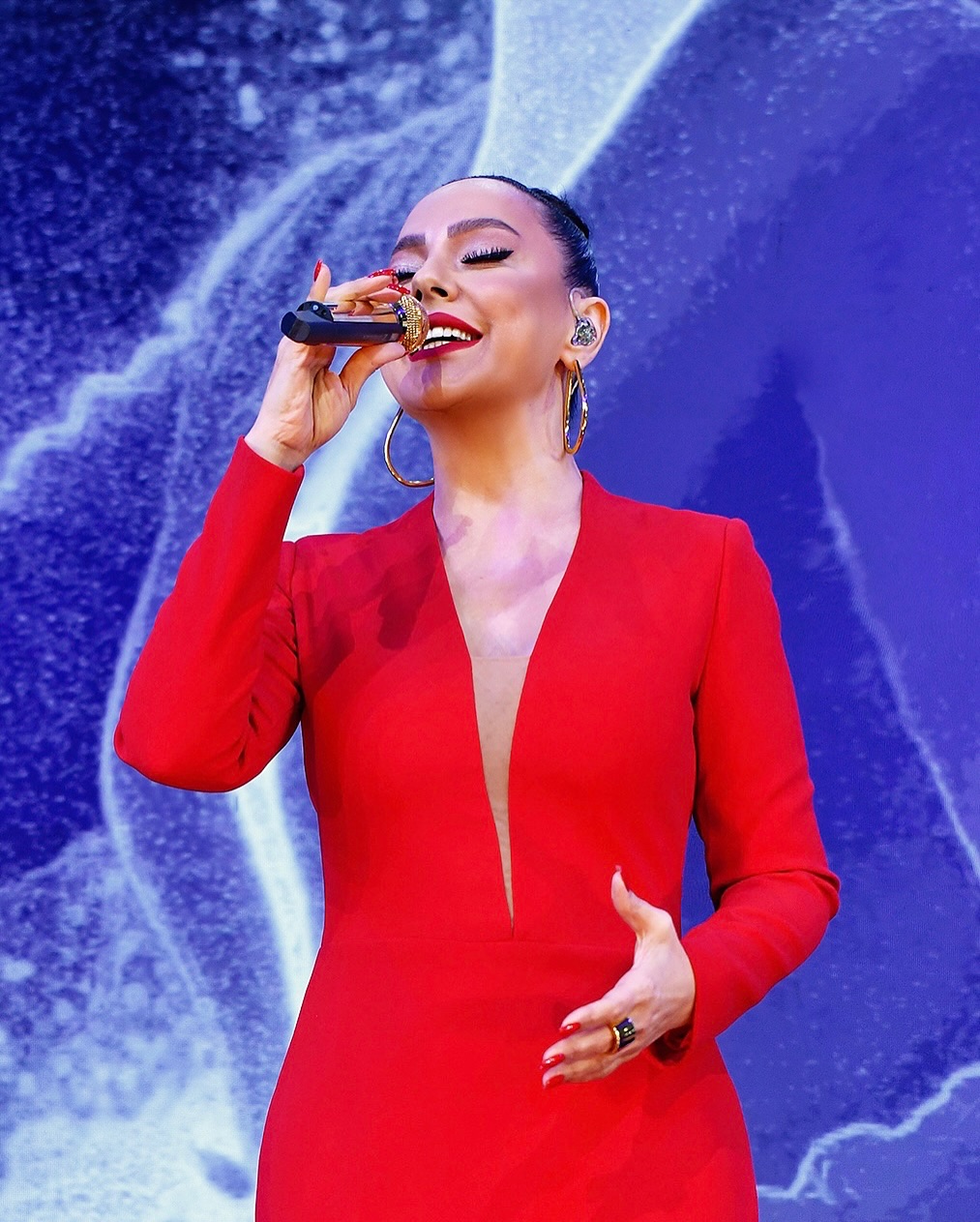 Ebru gündeş hayranları konserleri tıklım tıklım dolduruyor