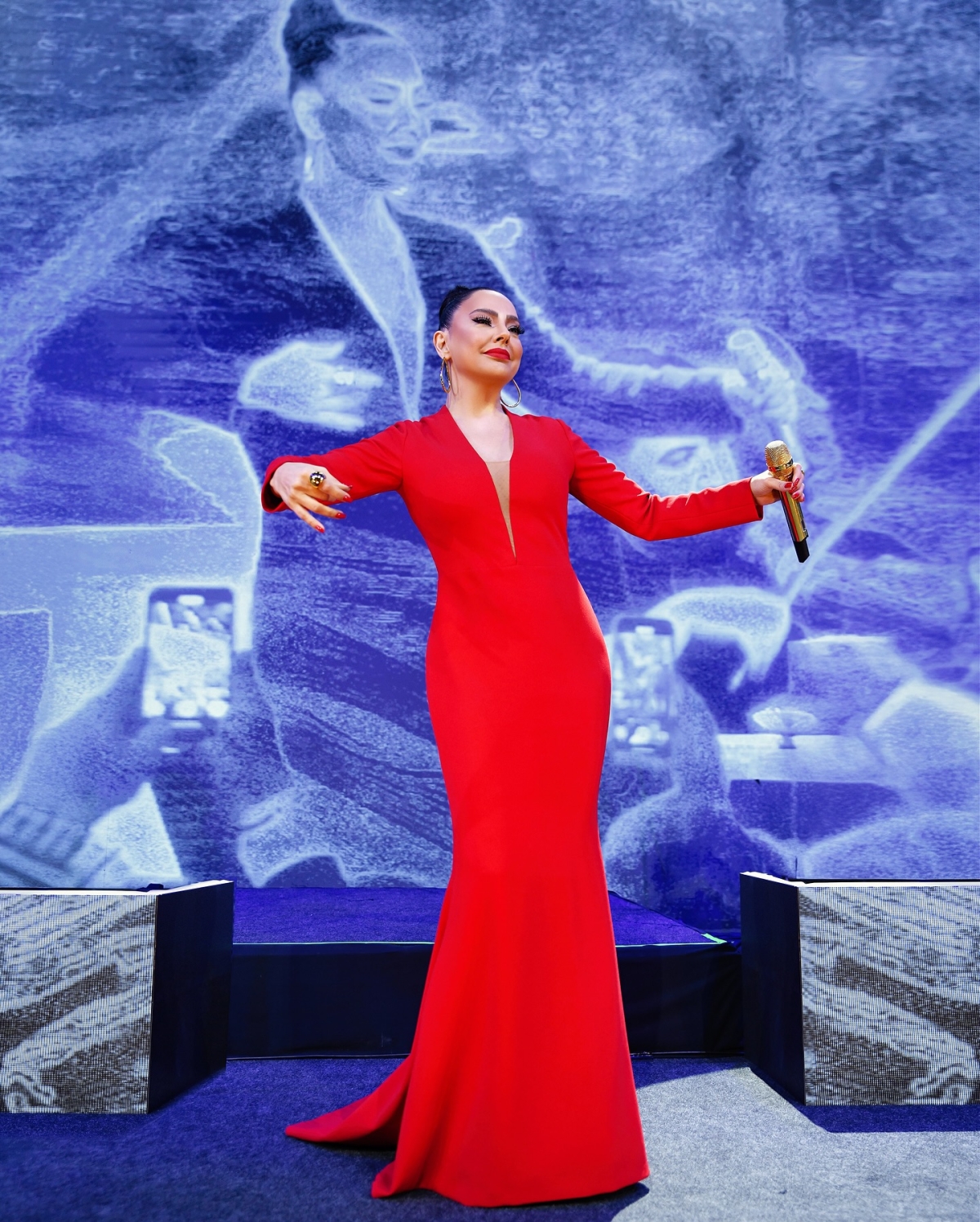 Ebru gündeş hayranları konserleri tıklım tıklım dolduruyor