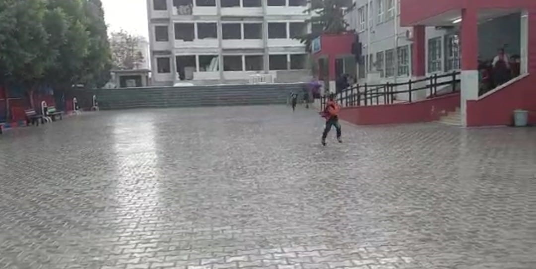 Yağmur ve doluya yakalanan öğrenciler zor anlar yaşadı
