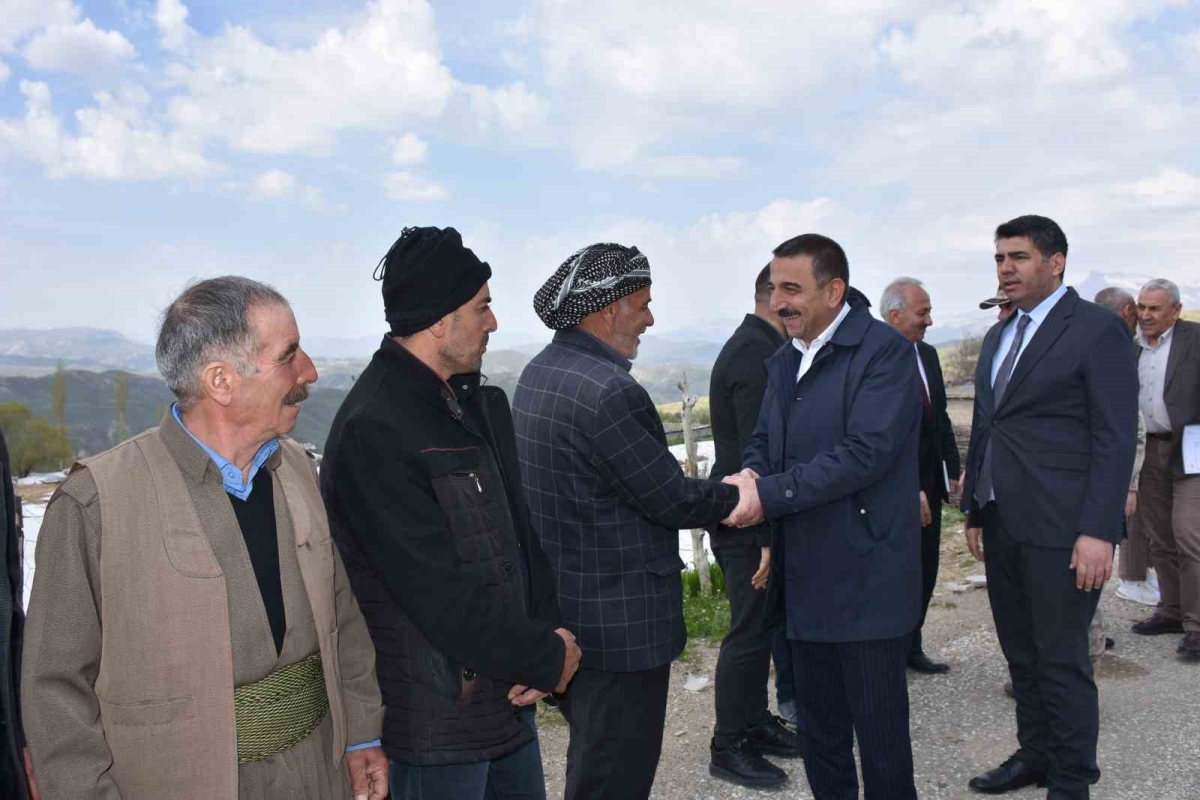 Siirt Valisi Hacıbektaşoğlu, köy köy gezerek vatandaşların sorun ve taleplerini dinledi
