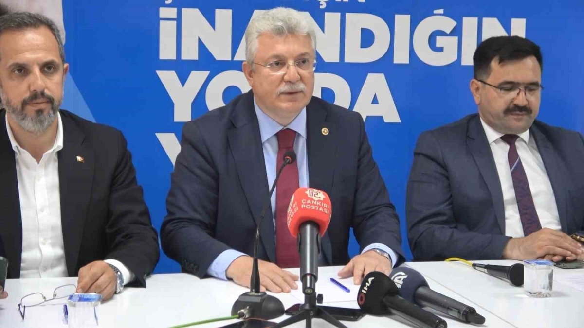 AK Parti Grup Başkanvekili Muhammet Emin Akbaşoğlu:
