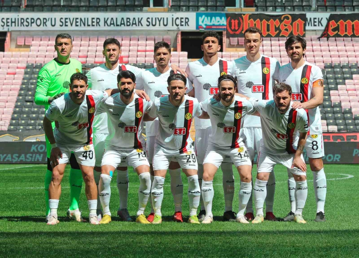 Efsane Eskişehirspor’un amatör lige düşmesiyle taraftarlar büyük üzüntü yaşadı
