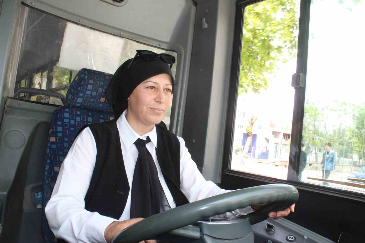 (Özel) O, Afyonkarahisar’ın tek kadın otobüs şoförü
