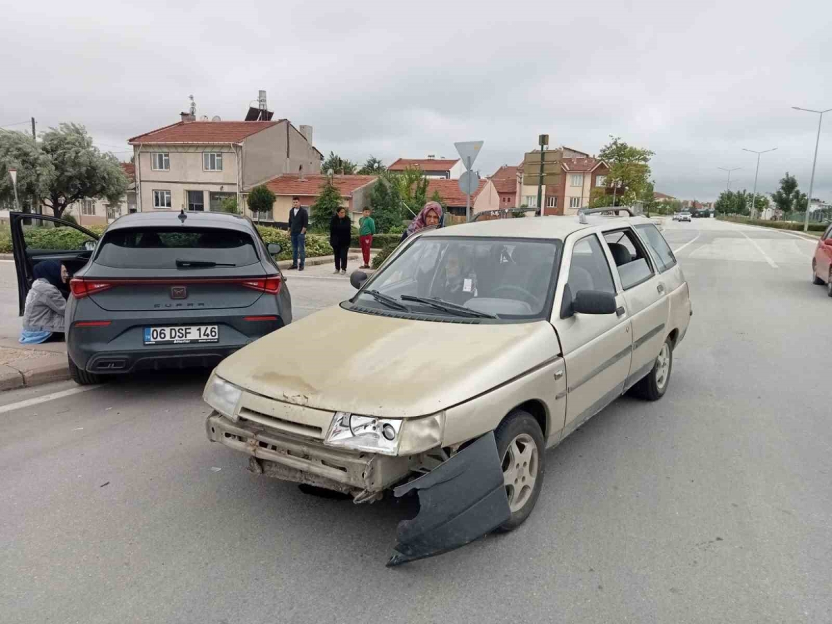 Eskişehir’de iki otomobil çarpıştı
