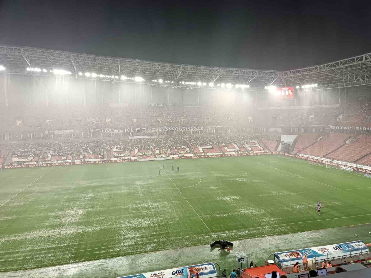 Samsunspor - İstanbulspor maçı yoğun yağıştan dolayı durdu
