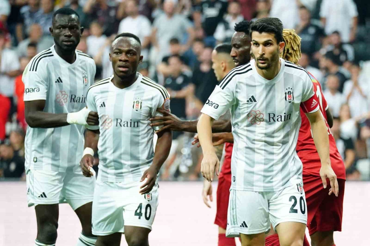 Trendyol Süper Lig: Beşiktaş: 2 - Sivasspor: 0 (İlk yarı)
