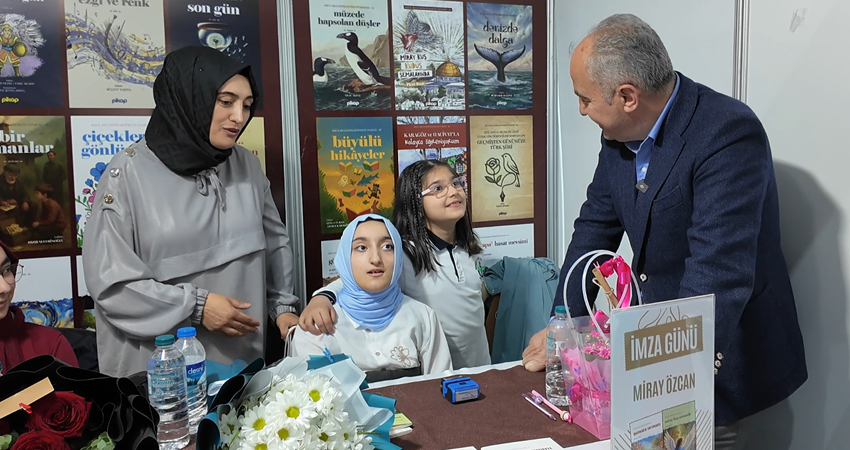Rizeli engelli yazar 13 yaşındaki Miray'a kitap fuarında yoğun ilgi