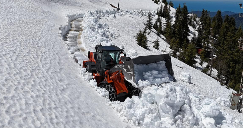 Rize’de yayla yollarında kar temizleme çalışması sürüyor