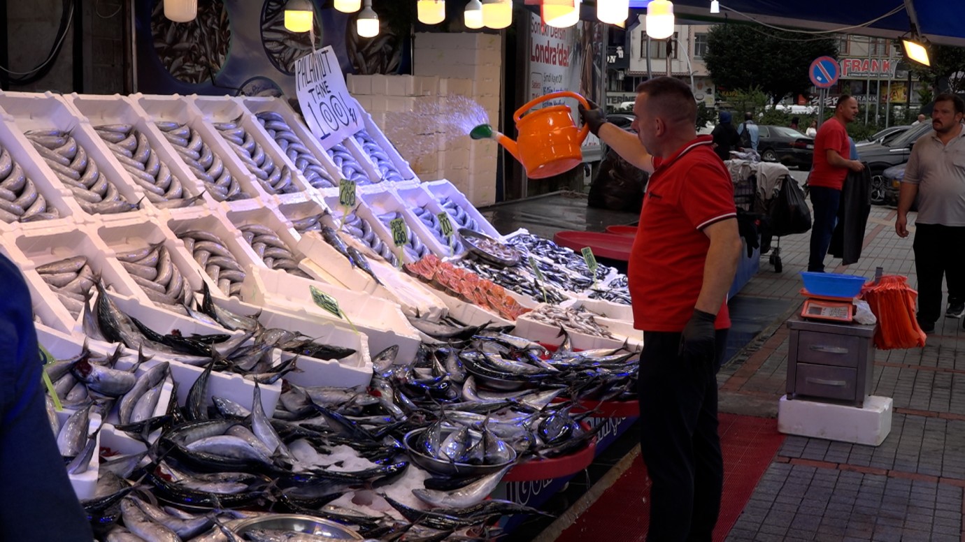 Palamut hem vatandaşın hem esnafın yüzünü güldürüyor