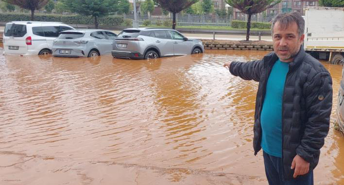 2 gün önce aldığı aracı sel suları altında kaldı