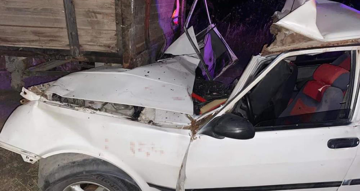 İzmir'de otomobil traktör kasasına çarpması sonucu Suat Selen hayatını kaybederken Mazlum Selen ise ağır yaralandı