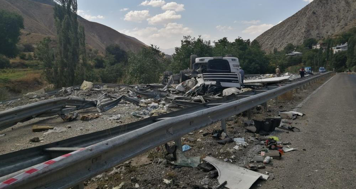 Erzurum'da seyir halindeki tır yola devrildi felaket kazada Ukraynalı Serhıı Khortıuk adlı şoför feci şekilde hayatını kaybetti  