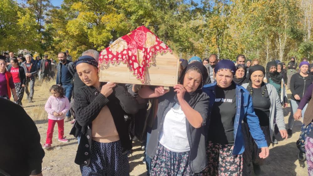 Metrobüs durağında uğradığı silahlı saldırıda hayatını kaybeden Neriman Sakallı'nın tabutunu kadınlar taşıdı 
