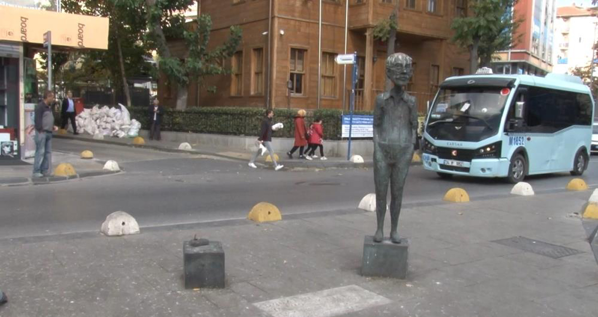 Kadıköy'de Avni heykeli devrildi, Sıdıka resmi spreyle boyandı