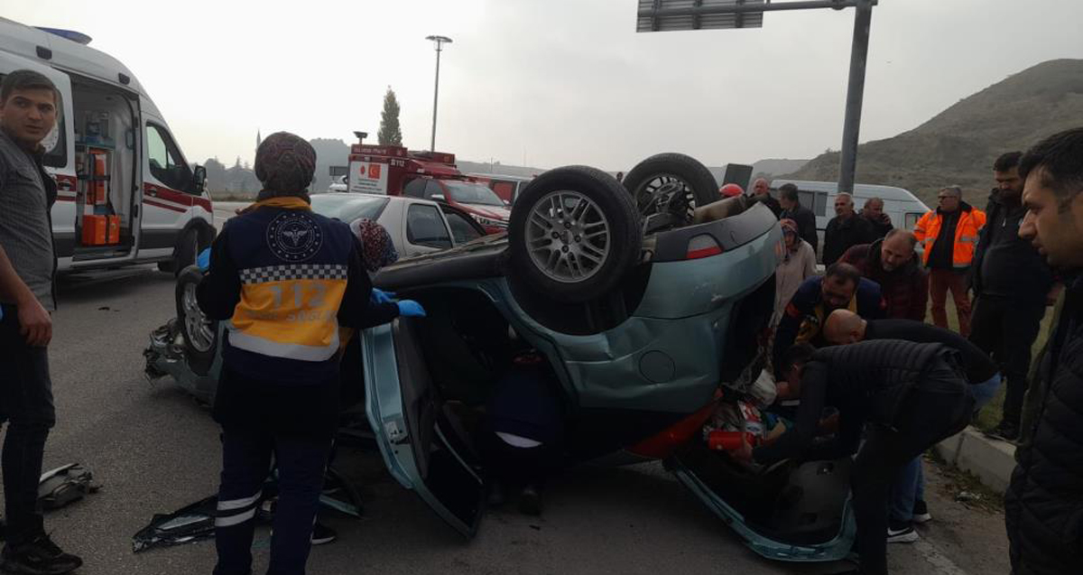Orhan Kurnaz ve Gökay Göğebakan'ın şoförlüğünü yapmış olduğu 2 araç çarpıştı:3 yaralı 